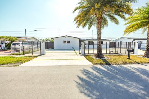 House in Hialeah, Florida 3 bedrooms, 184.69 sq.m. № 1728510 - photo 3