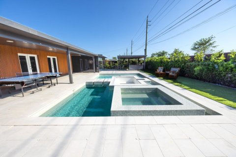 House in Hialeah, Florida 3 bedrooms, 184.69 sq.m. № 1728510 - photo 22