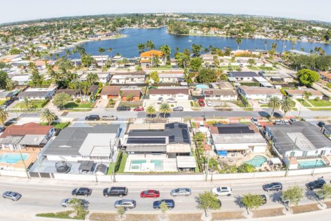 House in Hialeah, Florida 3 bedrooms, 184.69 sq.m. № 1728510 - photo 13
