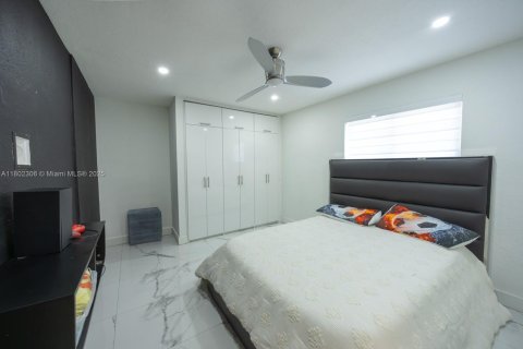 House in Hialeah, Florida 3 bedrooms, 184.69 sq.m. № 1728510 - photo 28