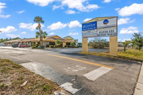 Commercial property in Englewood, Florida 92.9 sq.m. № 1744278 - photo 3