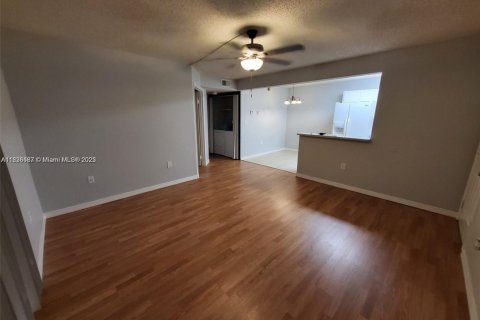 Condominio en alquiler en Pembroke Pines, Florida, 2 dormitorios, 81.85 m2 № 1820305 - foto 6