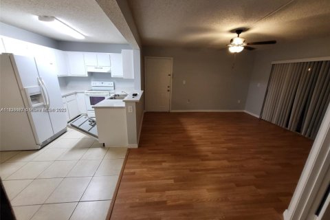 Condominio en alquiler en Pembroke Pines, Florida, 2 dormitorios, 81.85 m2 № 1820305 - foto 5