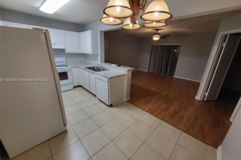 Condominio en alquiler en Pembroke Pines, Florida, 2 dormitorios, 81.85 m2 № 1820305 - foto 4