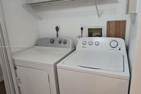 Condominio en alquiler en Pembroke Pines, Florida, 2 dormitorios, 81.85 m2 № 1820305 - foto 17