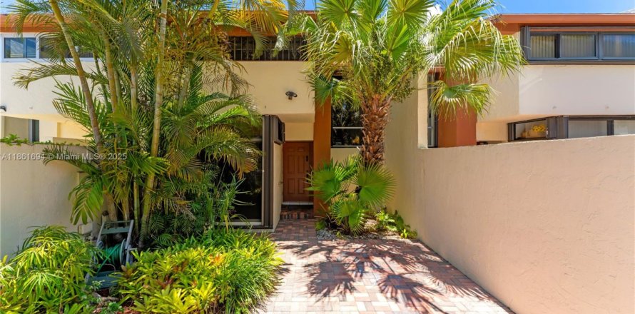 Adosado en Miami, Florida 3 dormitorios, 156.08 m2 № 1890603