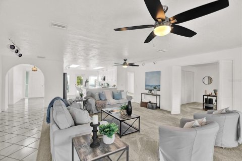 Villa ou maison à vendre à Palm Harbor, Floride: 4 chambres, 188.31 m2 № 1800074 - photo 4