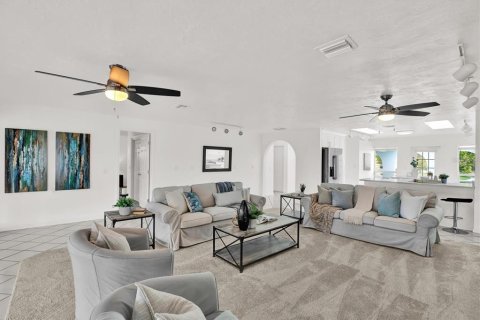 Villa ou maison à vendre à Palm Harbor, Floride: 4 chambres, 188.31 m2 № 1800074 - photo 14
