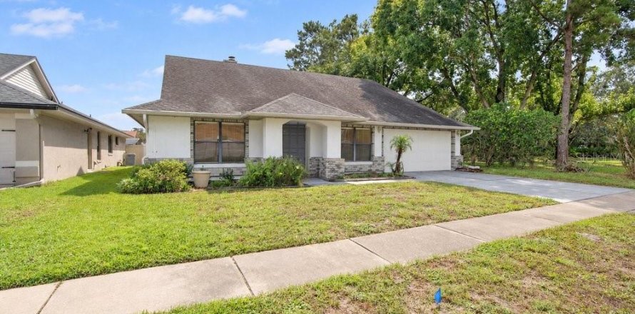 House in Winter Springs, Florida 4 bedrooms, 232.07 sq.m. № 2411501