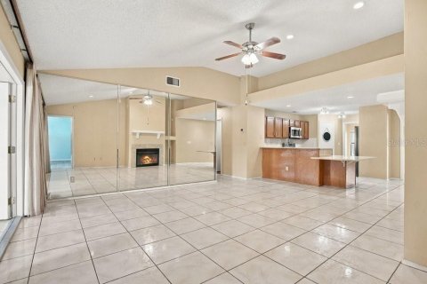 House in Winter Springs, Florida 4 bedrooms, 232.07 sq.m. № 2411501 - photo 17