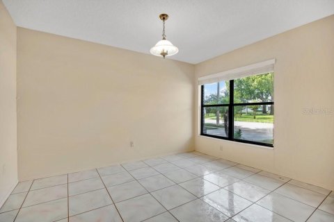 House in Winter Springs, Florida 4 bedrooms, 232.07 sq.m. № 2411501 - photo 4