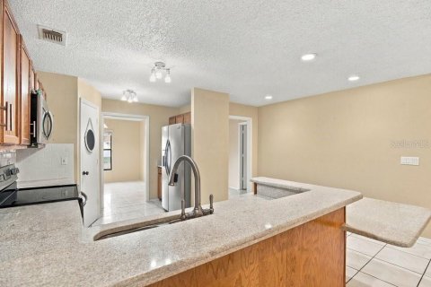 House in Winter Springs, Florida 4 bedrooms, 232.07 sq.m. № 2411501 - photo 13
