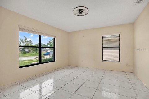 House in Winter Springs, Florida 4 bedrooms, 232.07 sq.m. № 2411501 - photo 5