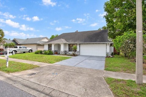 House in Winter Springs, Florida 4 bedrooms, 232.07 sq.m. № 2411501 - photo 3