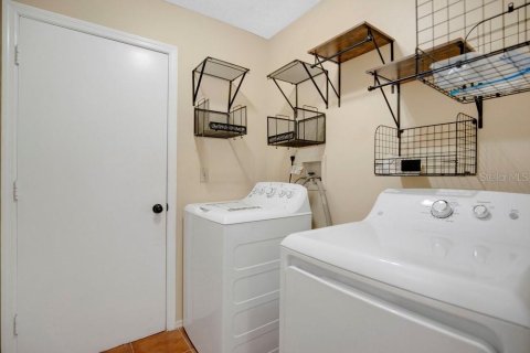 House in Winter Springs, Florida 4 bedrooms, 232.07 sq.m. № 2411501 - photo 29