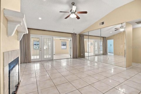House in Winter Springs, Florida 4 bedrooms, 232.07 sq.m. № 2411501 - photo 9
