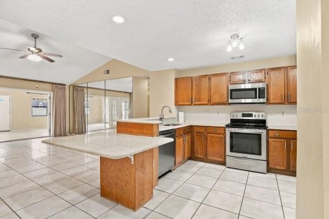 House in Winter Springs, Florida 4 bedrooms, 232.07 sq.m. № 2411501 - photo 11