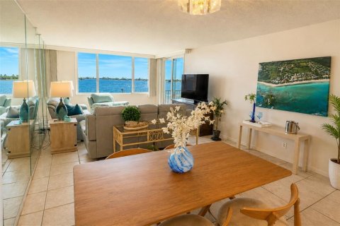 Condominio en venta en Saint Petersburg, Florida, 2 dormitorios, 115.2 m2 № 2337316 - foto 15