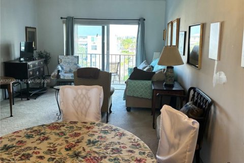 Condo in Pompano Beach, Florida, 2 bedrooms № 2193542 - photo 11