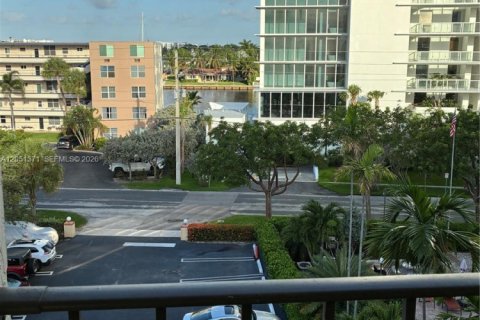 Condo in Pompano Beach, Florida, 2 bedrooms № 2193542 - photo 5