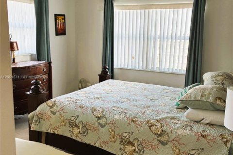 Condo in Pompano Beach, Florida, 2 bedrooms № 2193542 - photo 16