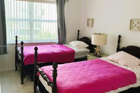 Condo in Pompano Beach, Florida, 2 bedrooms № 2193542 - photo 13