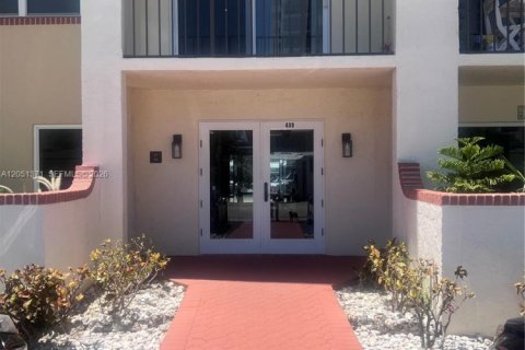 Condo in Pompano Beach, Florida, 2 bedrooms № 2193542 - photo 25