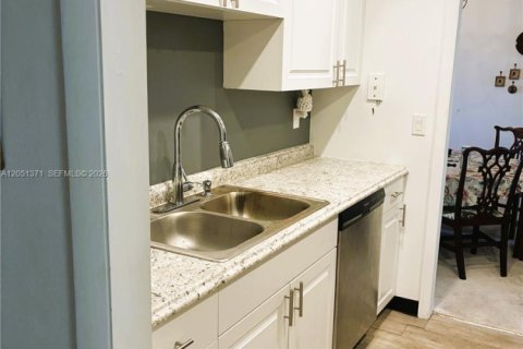 Condo in Pompano Beach, Florida, 2 bedrooms № 2193542 - photo 8