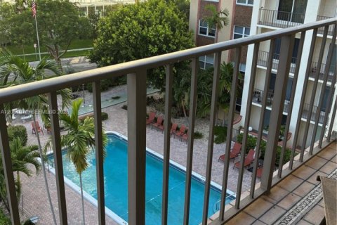 Condo in Pompano Beach, Florida, 2 bedrooms № 2193542 - photo 3