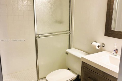 Condo in Pompano Beach, Florida, 2 bedrooms № 2193542 - photo 15