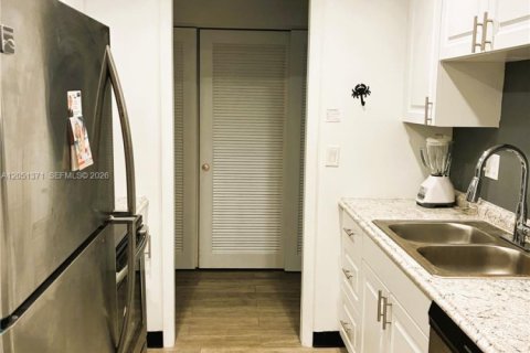 Condo in Pompano Beach, Florida, 2 bedrooms № 2193542 - photo 9
