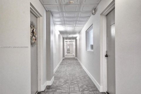 Condo in Pompano Beach, Florida, 2 bedrooms № 2193542 - photo 27