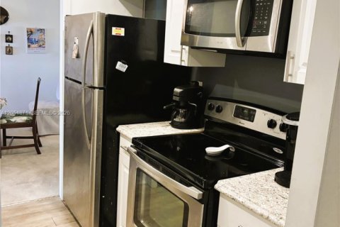 Condo in Pompano Beach, Florida, 2 bedrooms № 2193542 - photo 7