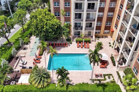 Condo in Pompano Beach, Florida, 2 bedrooms № 2193542 - photo 2