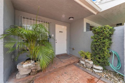 Casa en alquiler en Miami, Florida, 3 dormitorios, 123.28 m2 № 1973269 - foto 2