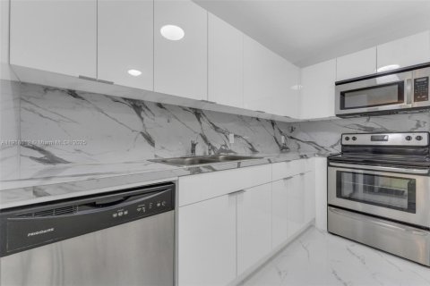 Casa en alquiler en Miami, Florida, 3 dormitorios, 123.28 m2 № 1973269 - foto 7