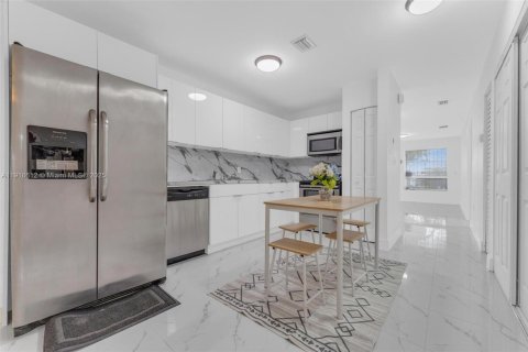 Casa en alquiler en Miami, Florida, 3 dormitorios, 123.28 m2 № 1973269 - foto 5