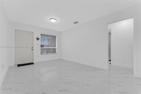 Casa en alquiler en Miami, Florida, 3 dormitorios, 123.28 m2 № 1973269 - foto 15