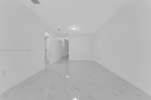 Casa en alquiler en Miami, Florida, 3 dormitorios, 123.28 m2 № 1973269 - foto 16