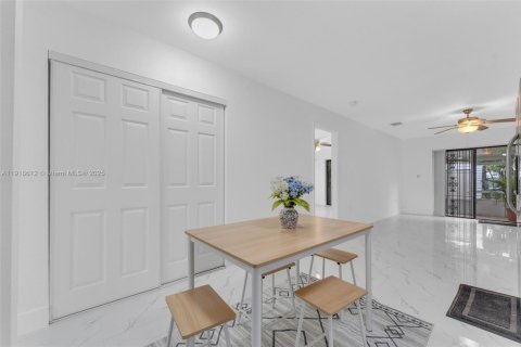 Casa en alquiler en Miami, Florida, 3 dormitorios, 123.28 m2 № 1973269 - foto 8