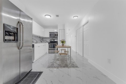 Casa en alquiler en Miami, Florida, 3 dormitorios, 123.28 m2 № 1973269 - foto 6