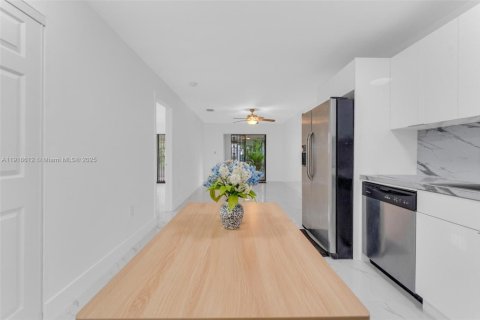 Casa en alquiler en Miami, Florida, 3 dormitorios, 123.28 m2 № 1973269 - foto 9