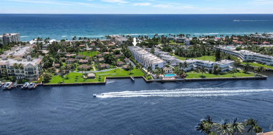 Townhouse in Hillsboro Beach, Florida 3 bedrooms, 264.21 sq.m. № 2180289