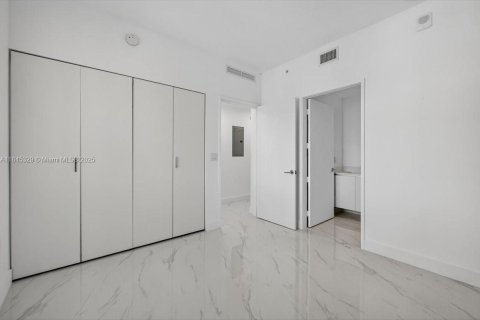 Condo in Miami, Florida, 3 bedrooms  № 1960986 - photo 13