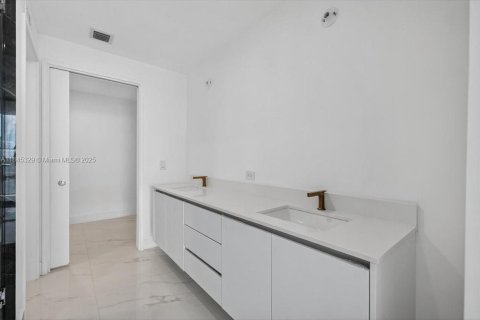 Condo in Miami, Florida, 3 bedrooms  № 1960986 - photo 9