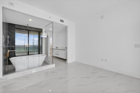 Condo in Miami, Florida, 3 bedrooms  № 1960986 - photo 6