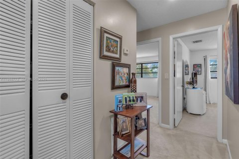 Touwnhouse à vendre à Miami, Floride: 3 chambres, 169.55 m2 № 2059120 - photo 18