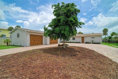 House in Englewood, Florida 3 bedrooms, 158.58 sq.m. № 2258412 - photo 6