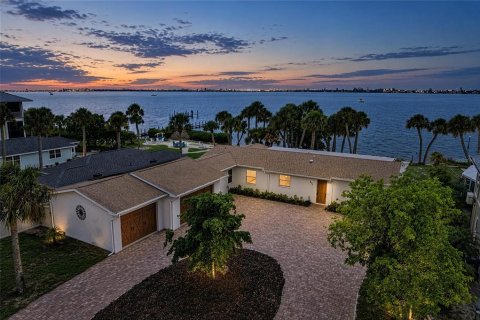 House in Englewood, Florida 3 bedrooms, 158.58 sq.m. № 2258412 - photo 2