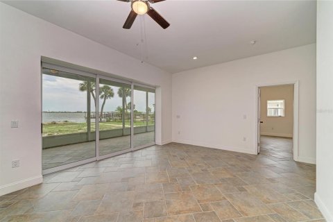 House in Englewood, Florida 3 bedrooms, 158.58 sq.m. № 2258412 - photo 10